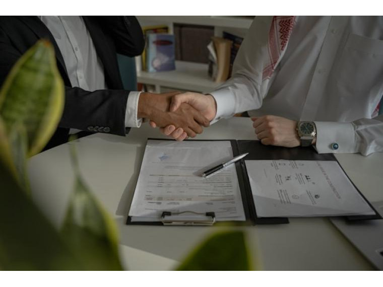 Koszty dodatkowe przy czarterze jachtu – co warto uwzględnić w budżecie?